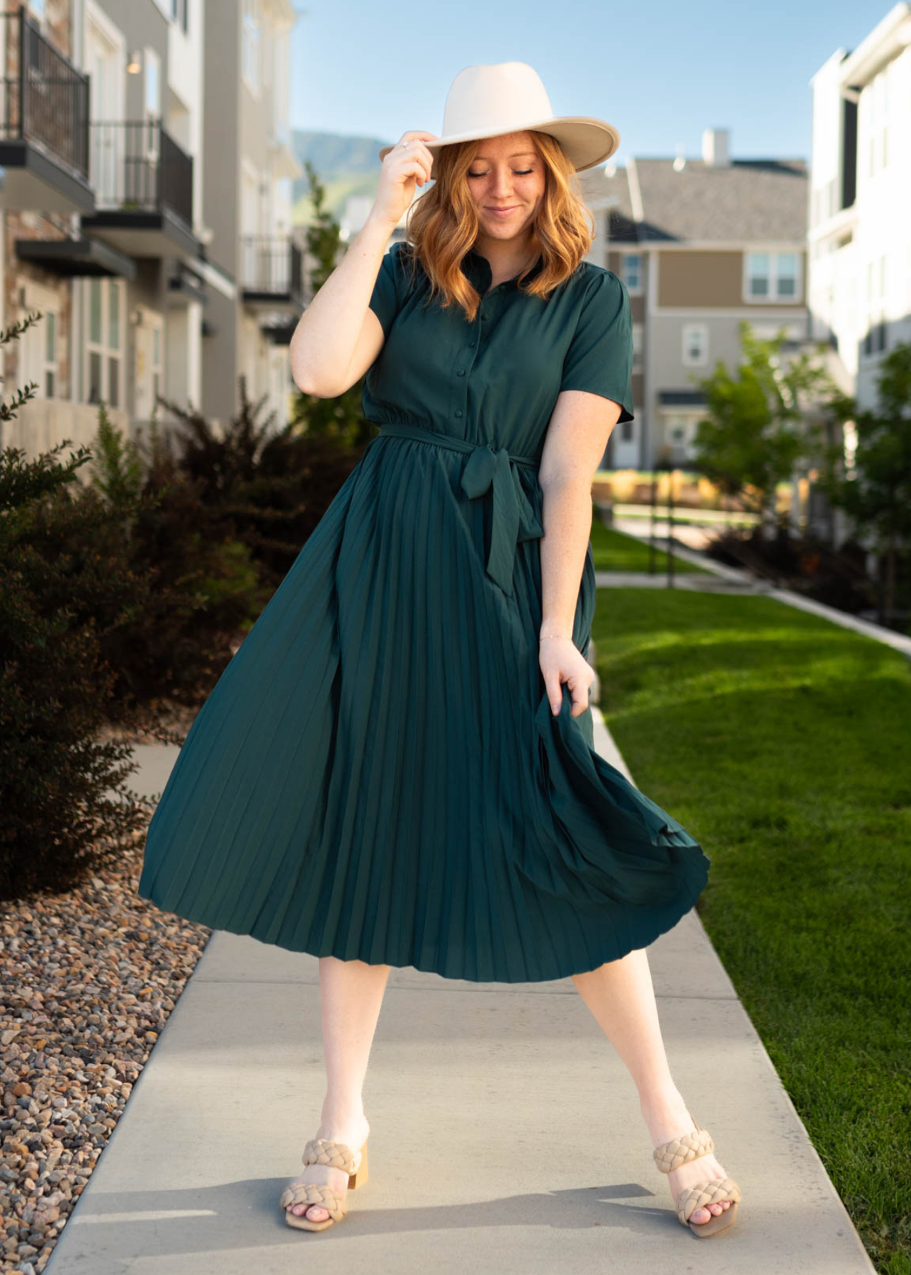 Short sleeve hunter green dress that ties at the waist