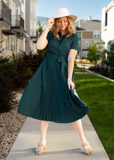 Short sleeve hunter green dress that ties at the waist