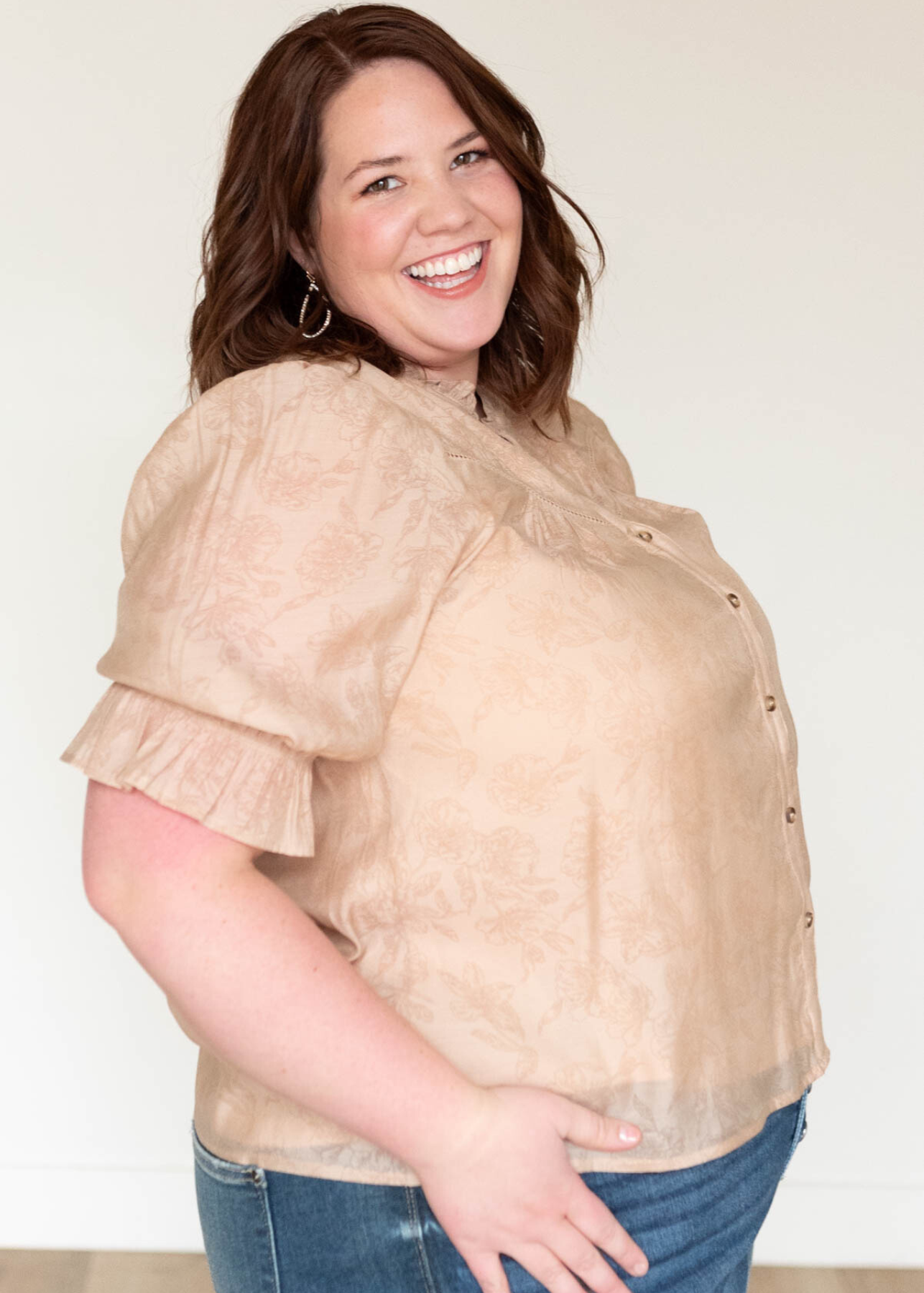 Taupe floral blouse in plus size with short sleeves