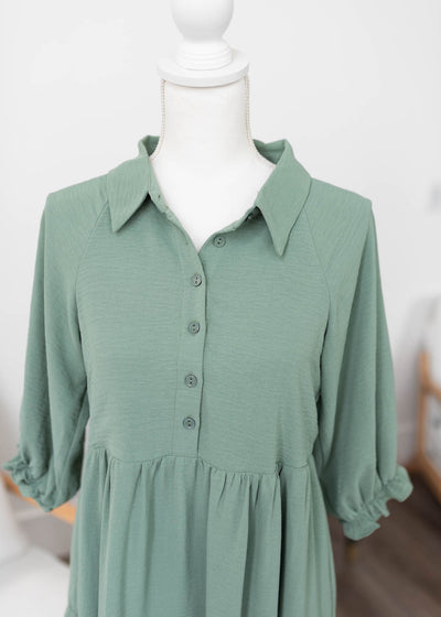 Close up of the bodice on the green collared tiered dress