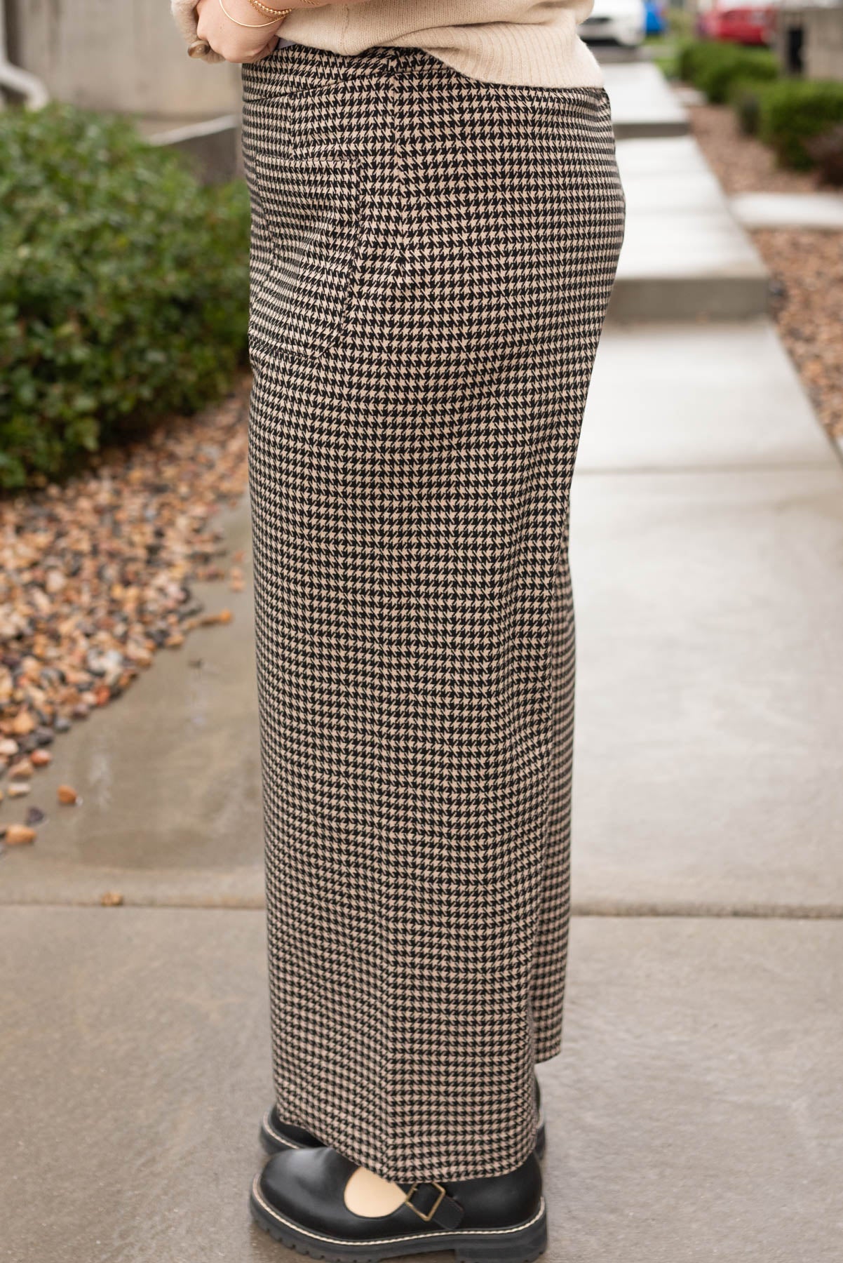 Side view of the plus size black houndstooth pants