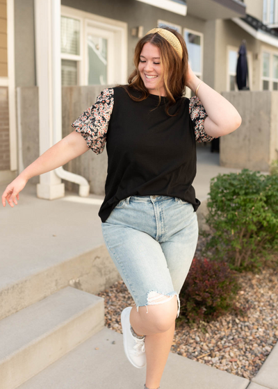 Black daisy print top with short sleeves