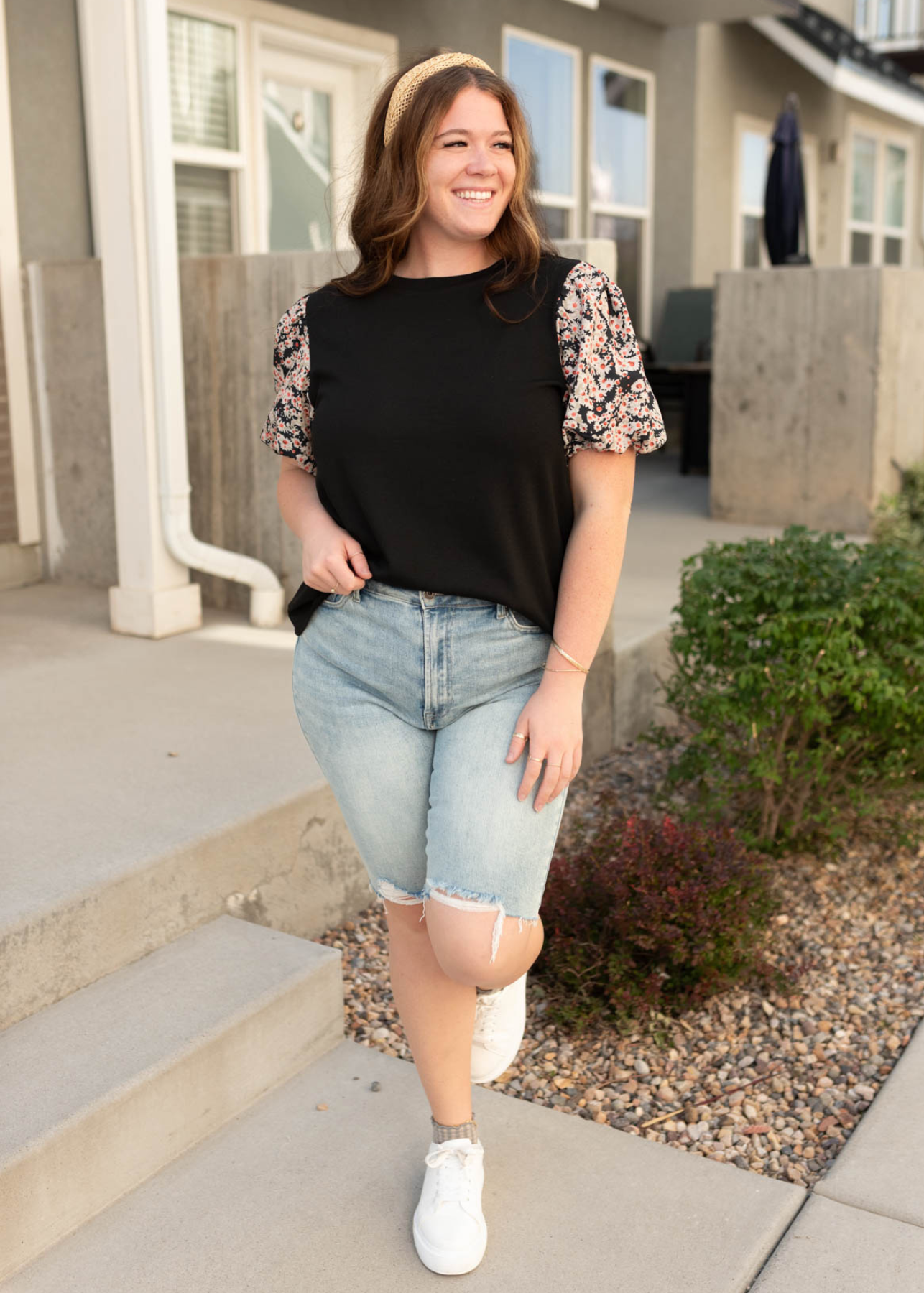 Short sleeve black daisy print top