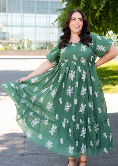 Plus emerald green embroidered dress with short sleeves