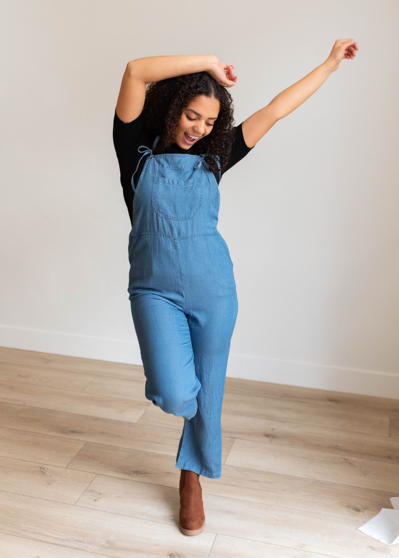 Tie straps and front pocket onthe indigo washed jumpsuit