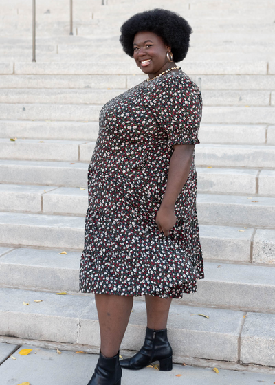 Side view of the plus size tiered floral dress