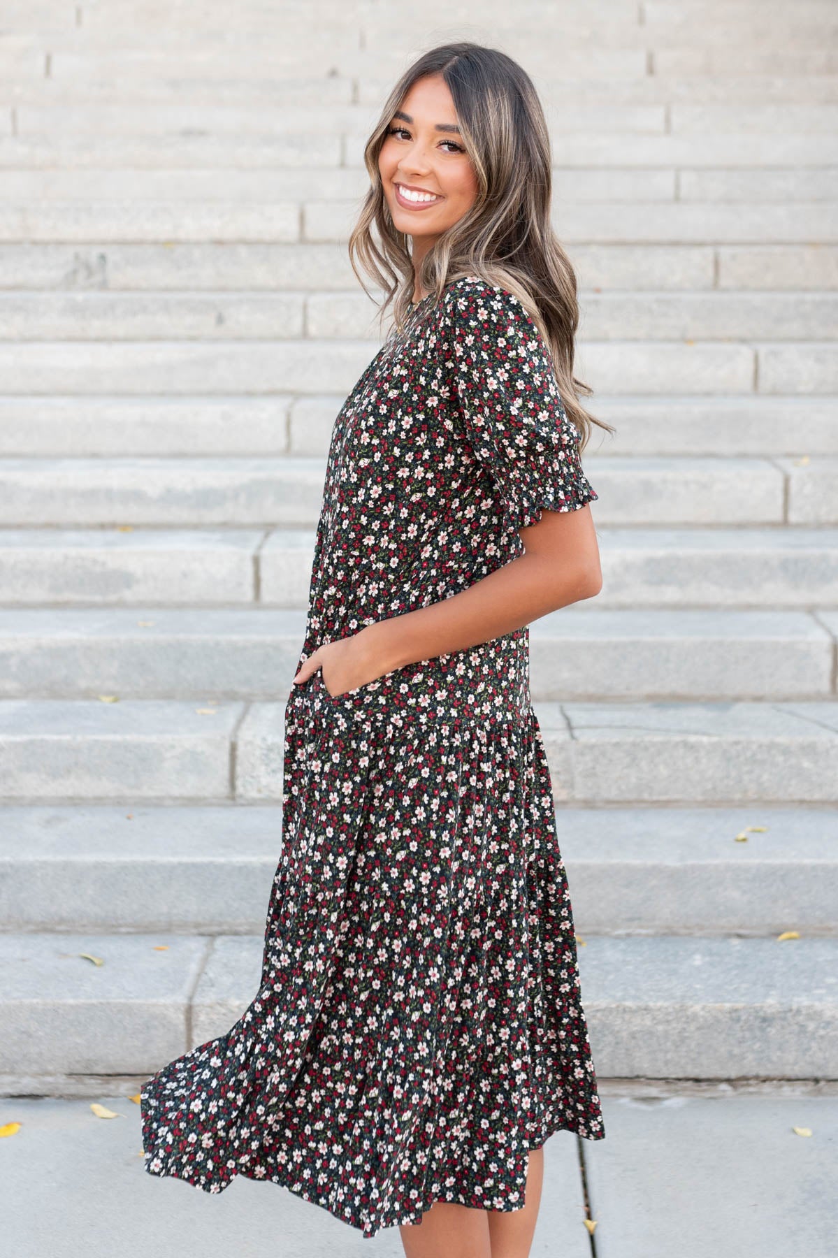 Side view of the tiered floral dress with  pockets