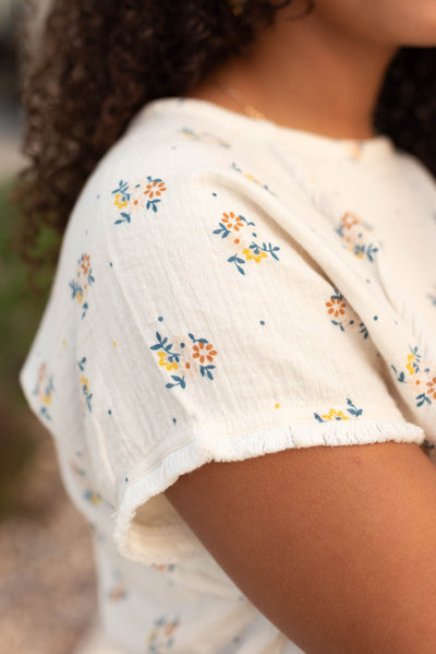 Close up of the sleeve and fabric on the beighe floral top