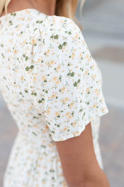 Close up of the sleeve and fabric on the cream floral midi dress