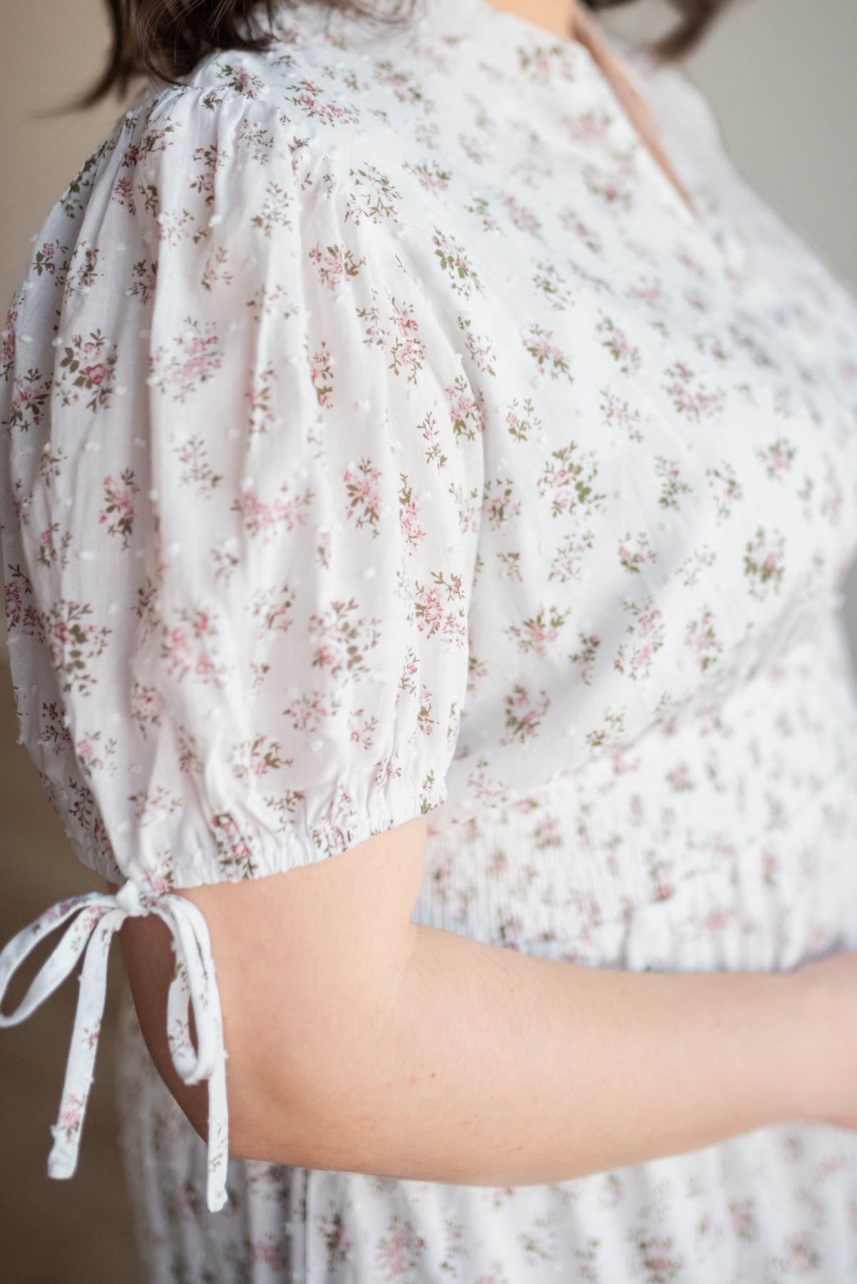 Close up of the bow and sleeve on the plus size ivoryswiss dot floral dress