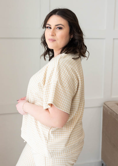 Side view of the beige gingham kit top in plus size