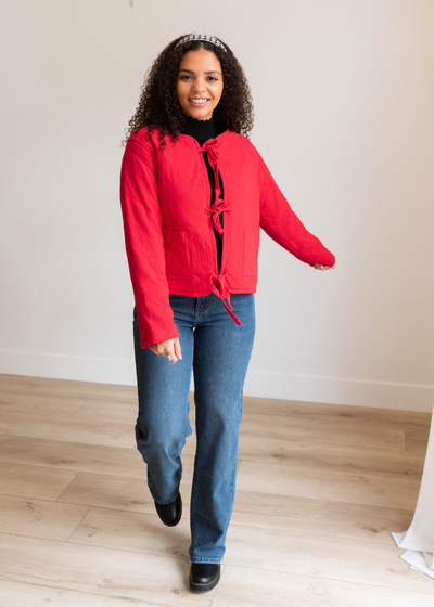 Red quilted tie jacket with long sleeves and pockets