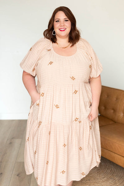 Short sleeve natural embroidered floral dress in plus size with sqare neck and pockets