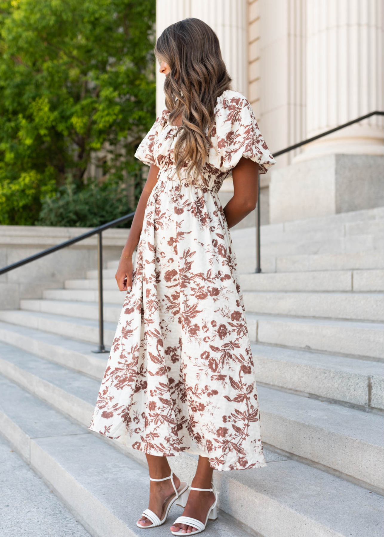 Side view of the mocha floral tiered dress with puff sleeves