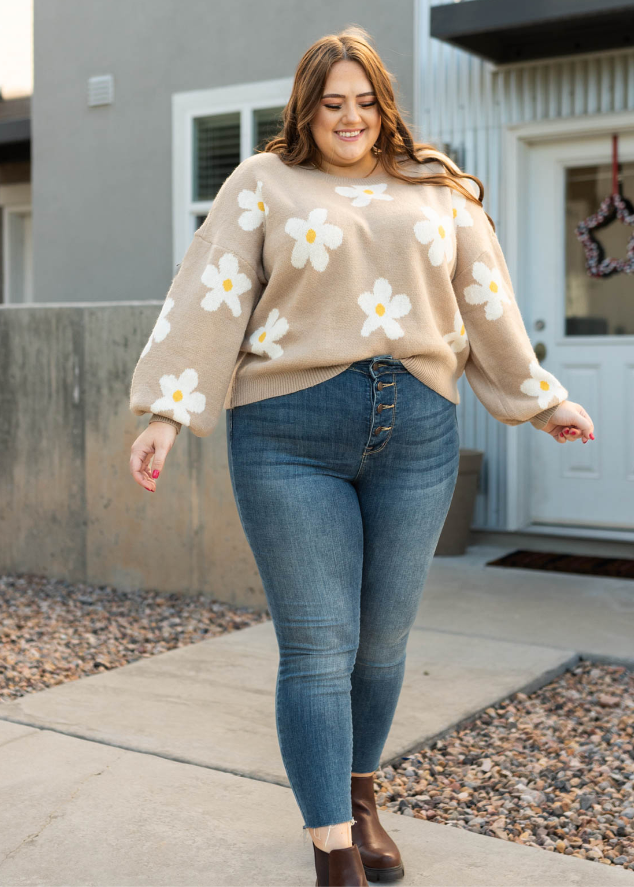 Plus size beige sweater with daisies