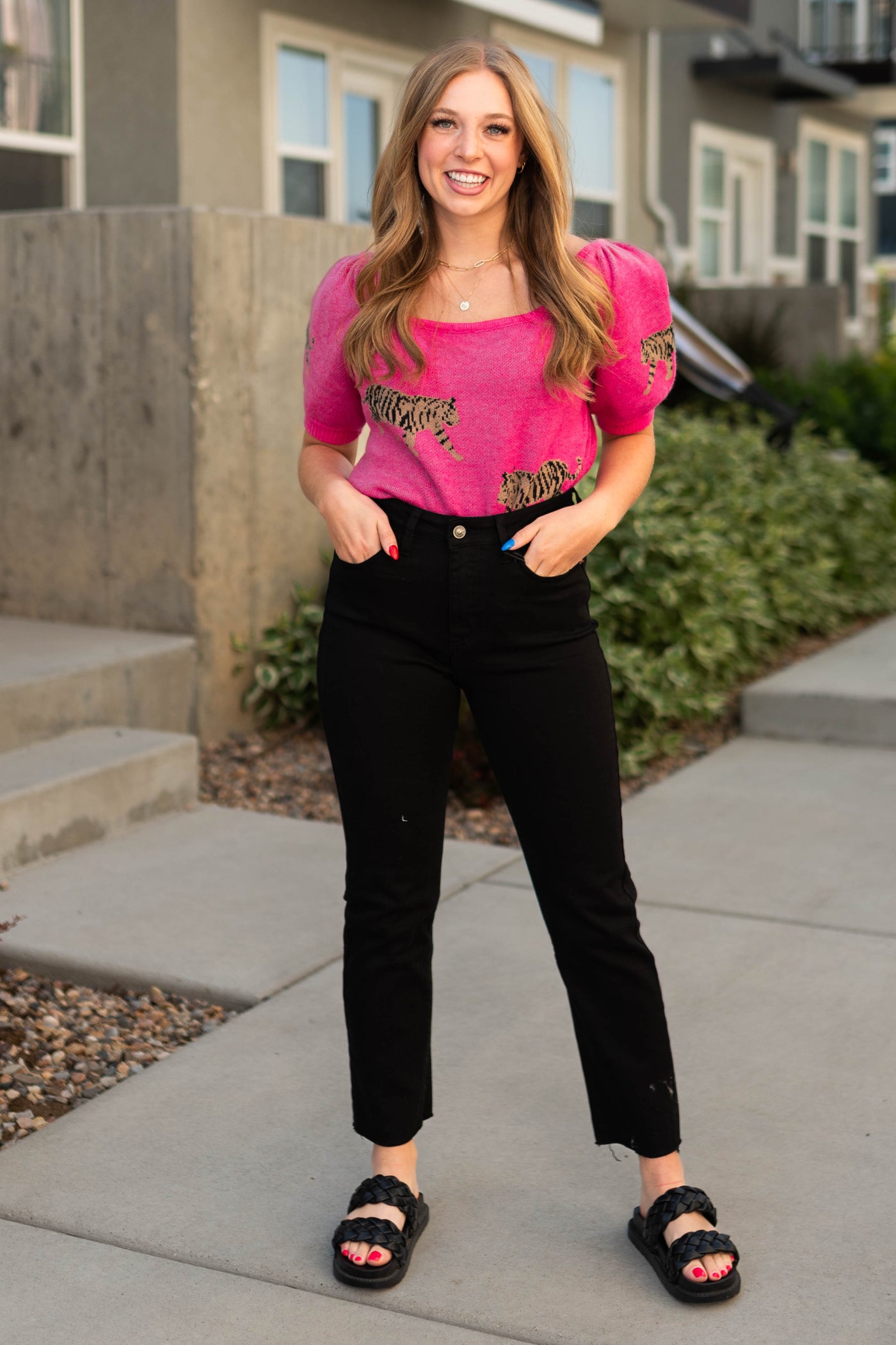 Short sleeve fuchsia top with wide neck and a tiger pattern