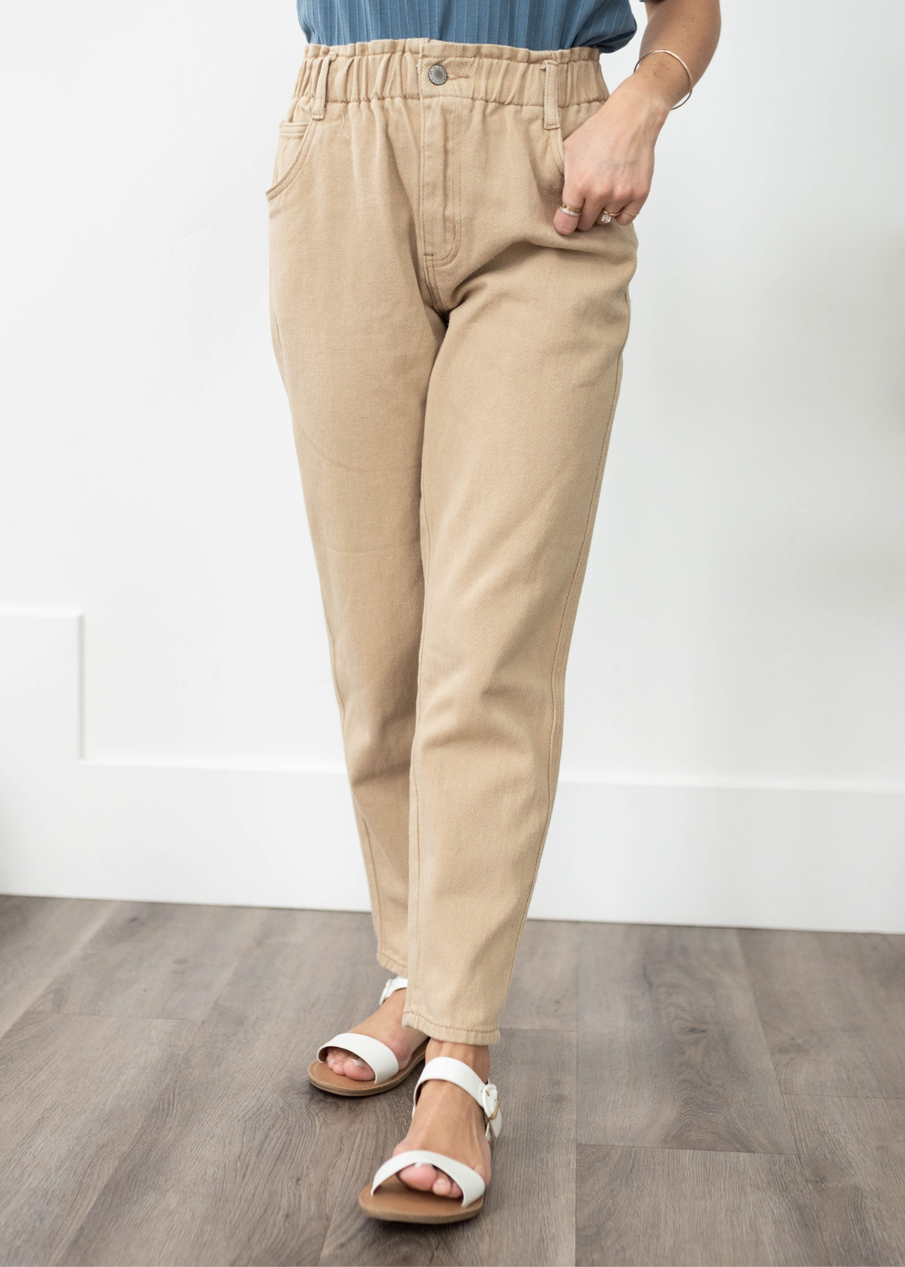 Khaki pants with pockets